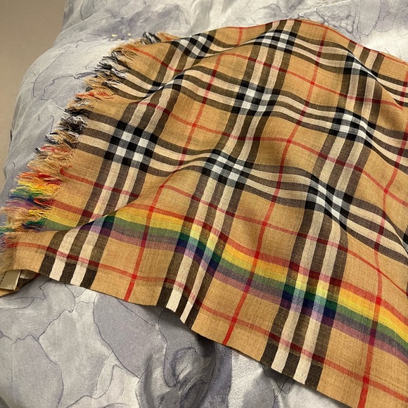Burberry lightweight scarves - Picture 3 of 4